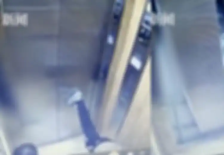 (Video) Sungguh Bocah Bertenaga Super, Hanya Lakukan Peregangan Kaki Ia Mampu Menjebol Pintu Lift