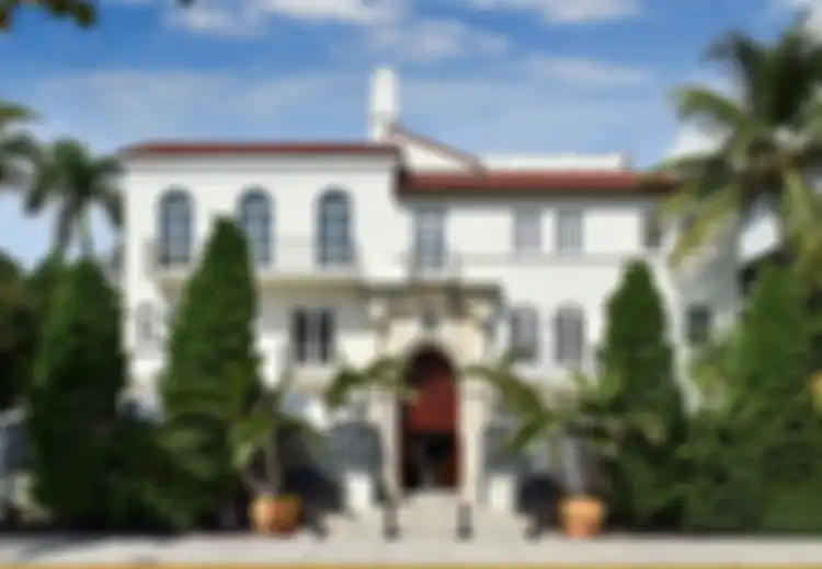Dari Luar Terlihat Sederhana, Begini Bagian Dalam Rumah Desainer Versace Ini. Mewah Banget!