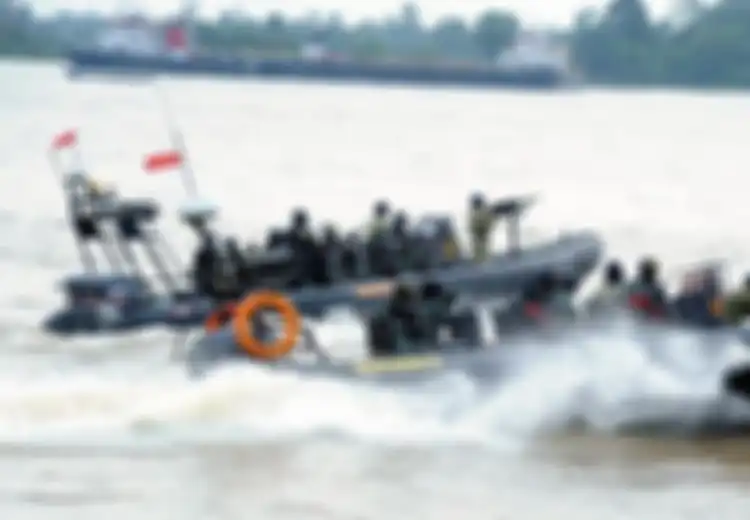 Kelicikan Malaysia Saat Menghambat Pembangunan Mercusuar Tercium Pasukan Katak TNI, Satu Prajurit Kopaskha Tanpa Senjata Nekat Hadapi 2 Kapal Perang Negeri Jiran Seorang Diri, Begini yang Terjadi Selanjutnya...