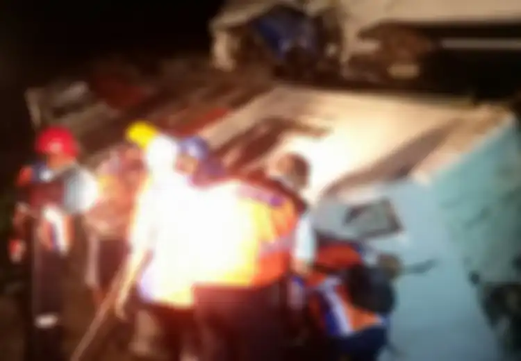 Jasad Masinis Kereta Sancaka yang Kecelakaan di Ngawi, Berhasil Dievakuasi Setelah 4 Jam Terjepit