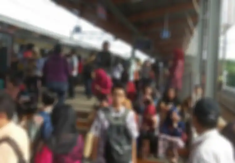 (Video) Stasiun Juanda Sosialisasi Garis Antrean, Penumpang Kikuk. Sementara di Jepang…