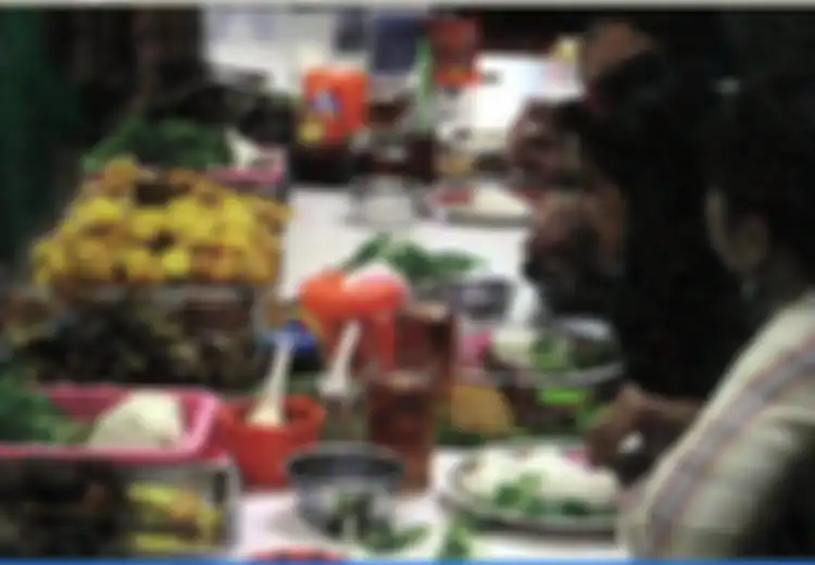 Ibu Imas, Menyajikan Masakan Tradisional Sunda Siang-Malam
