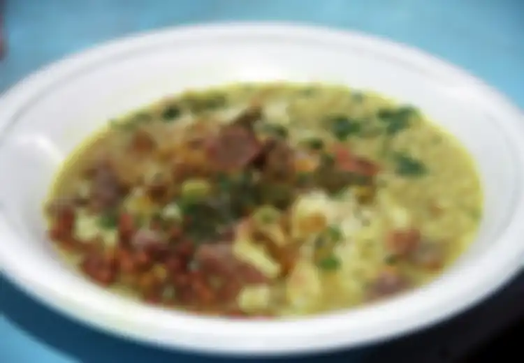 Di Gang Sempit Pun Soto Ini Diburu