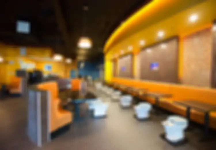 Di Restoran Ini Kita Makan di Atas Toilet.