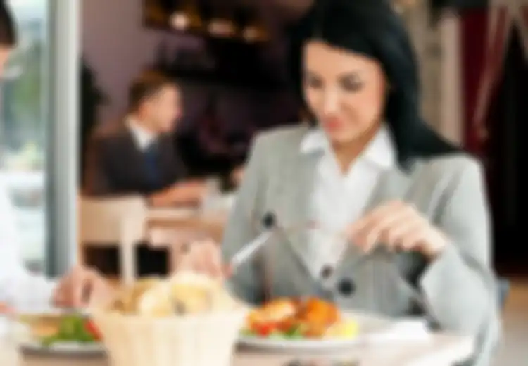 Ini Dia, Lima Hal Menyenangkan dan Menyehatkan yang Bisa Kita Lakukan Sewaktu Jam Makan Siang