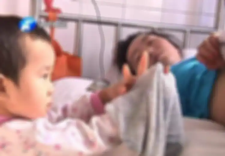 Kisah Qianqian, Bocah 3 Tahun yang Merawat Ibunya Sendirian