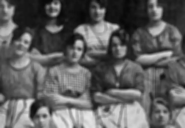 Ada Tangan Misterius dalam Foto Para Buruh Perempuan Bertahun 1900 Ini, Tangan Siapa Itu?