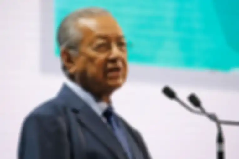 PM Malaysia Mahathir Mohamad memerintahkan penyitaan dana perusahaan China senilai 240 juta dolar.