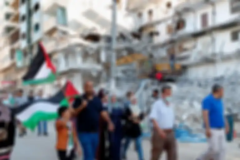 Dengan membawa bendera Palestina,mereka pawai mengelilingi Yerusalem timur.