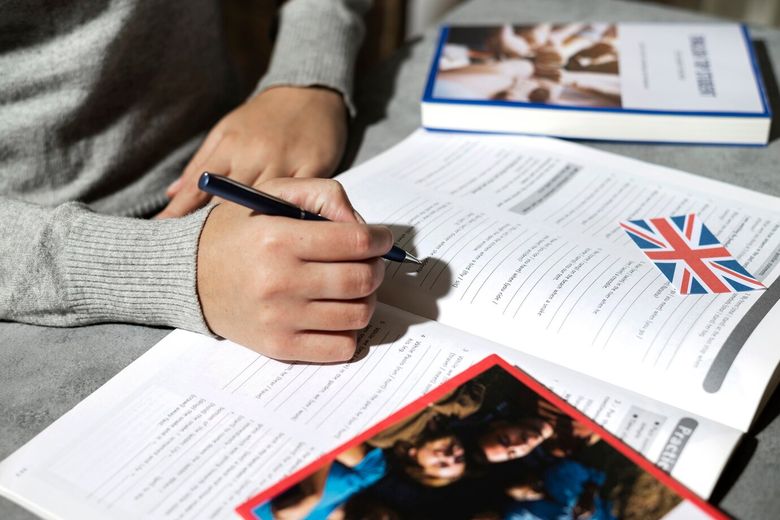 Perbedaan Penggunaan May dan Might dalam Kalimat Bahasa Inggris