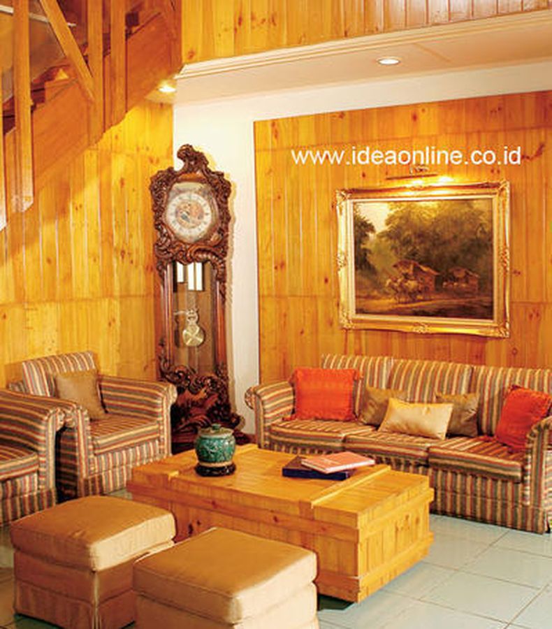 Ruang Tamu Kayu yang Elegan