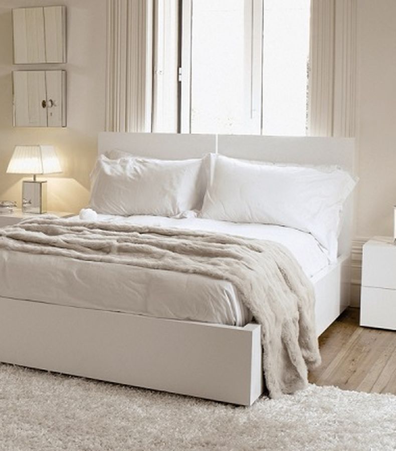 Kelembutan Warna Putih Di dalam Kamar