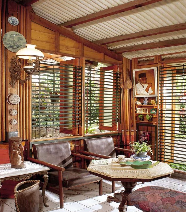 Keramik Putih Memberikan Kesan Formal Pada Ruang Tamu