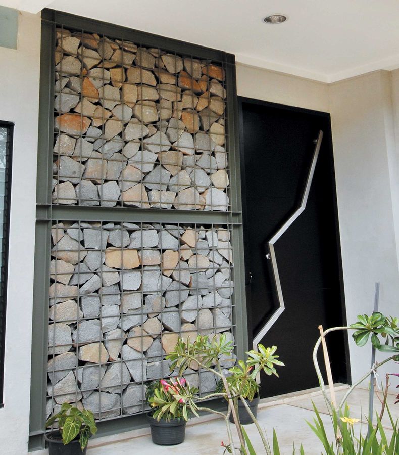 Rumah ini Menggunakan Batu Kali sebagai Material Dinding. Unik!