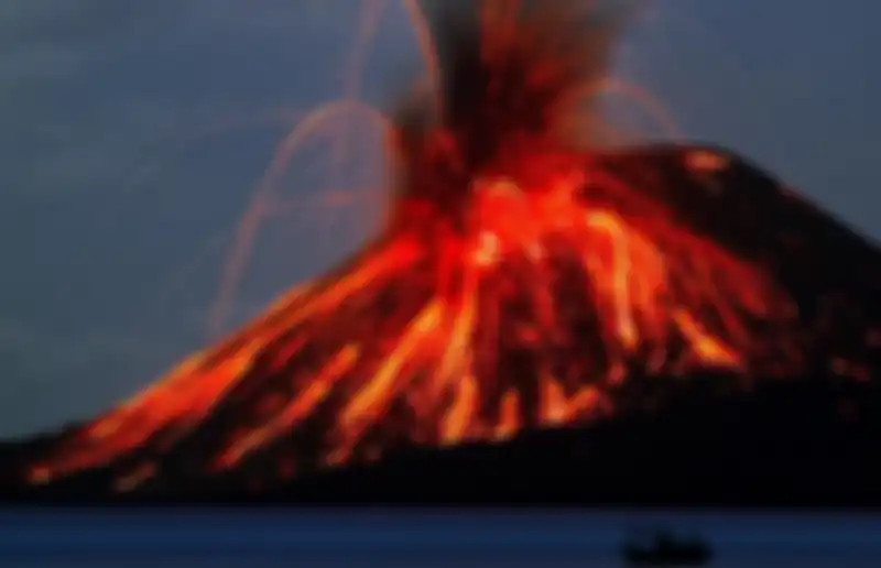 Gunung Krakatau meletus