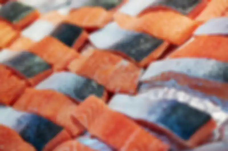 Menurut aktivis lingkungan Norwegia, ikan salmon hasil budidaya adalah makanan beracun.