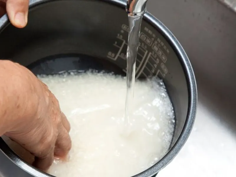 Waduh! Sering Dilakukan Banyak Orang, Kebiasaan Mencuci Beras di Panci