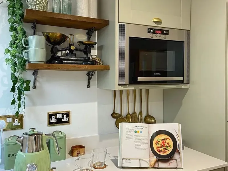 6 Potret Dapur Warna Hijau Sage yang Bisa Jadi Inspirasi Pemula