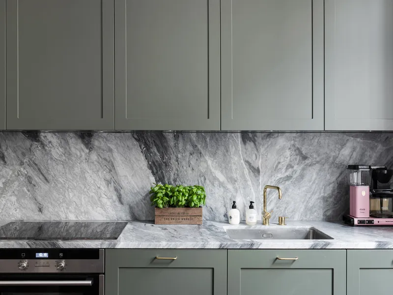 7 Potret Dapur Warna Hijau Sage dengan Paduan Marmer