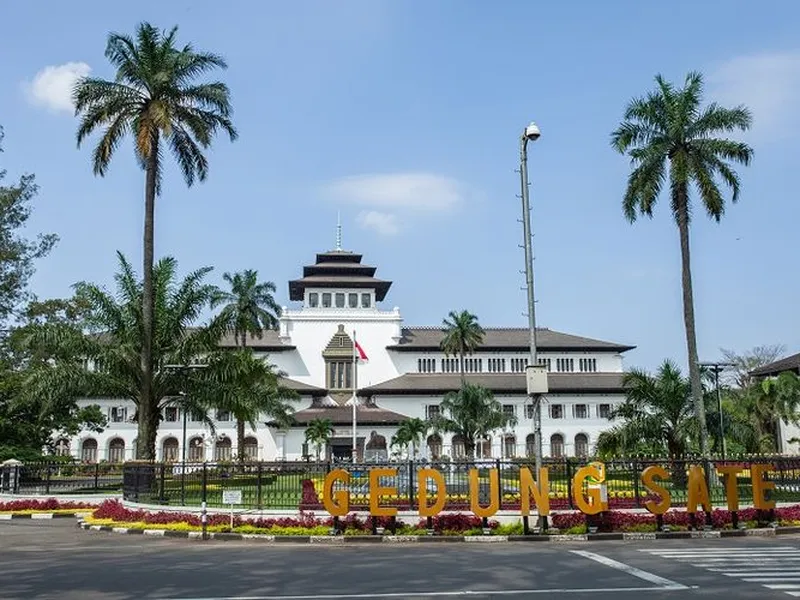Gaji umr kota bandung 2023 dan seluruh jawa barat tertinggi di karawang
