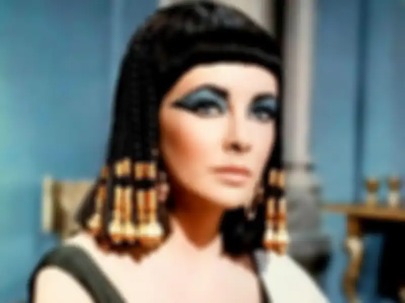 Cleopatra yang diperankan oleh Elizabeth Taylor