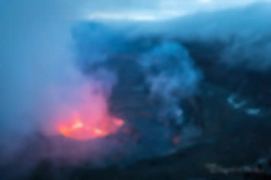 Fotografer Pemberani Abadikan Danau Lava Gunung Berapi Aktif yang Penuh Risiko