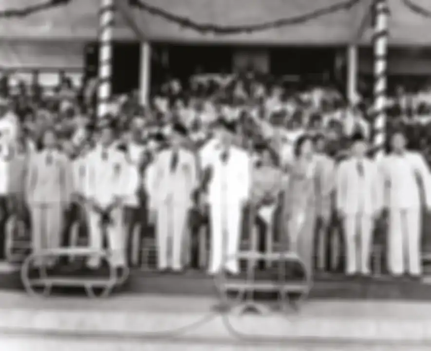Presiden Sukarno dan Wakil Presiden Mohammad Hatta hadir dalam pembukaan PON pertama di Solo dalam suasana sederhana.