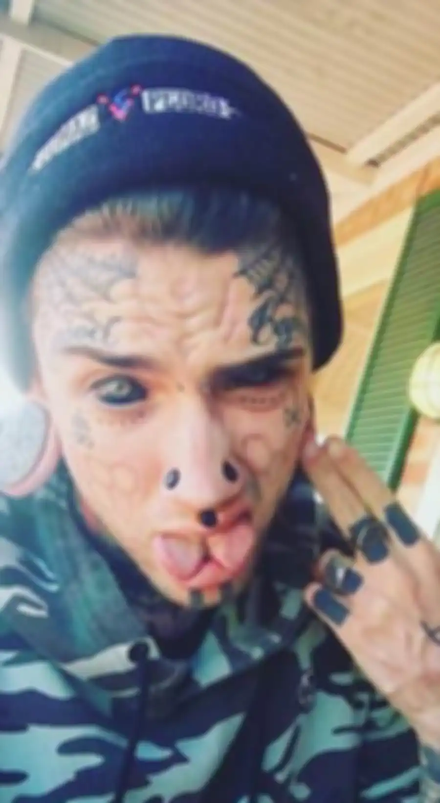 Ethan membelah lidahnya jadi dua