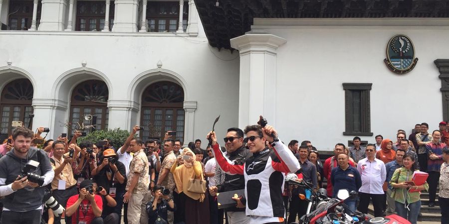 Bertemu Ridwan Kamil, Marc Marquez Dapat Kado Cendera Mata Khas Jabar