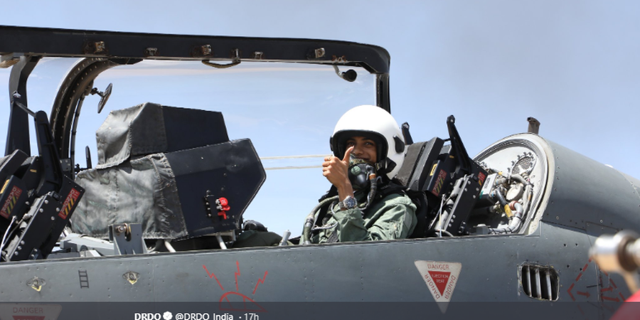 PV Sindhu Jadi Co-Pilot di Light Combat Aircraft Aero India 2019