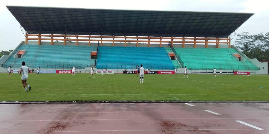 Piala Presiden 2019 - Sesi Latihan PSM Makassar di Stadion Moch Soebroto Diguyur Hujan