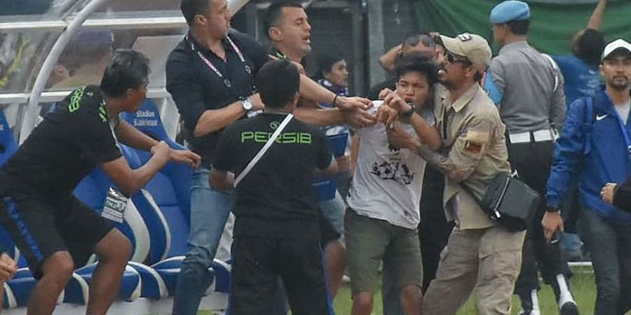 Aksi Kekecewaan Bobotoh Usai Persib Tumbang, Gaungkan #RadovicOut hingga Pukul Sang Pelatih