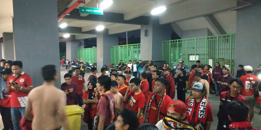 Gelar Aksi Demo di Bekasi, Semen Padang Ajak Suporter Duduk Bersama
