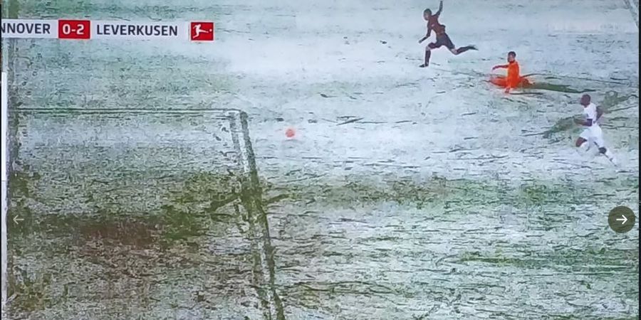 VIDEO - Pemain Jepang Lewati Kiper dan Menembak, tetapi Bola Berhenti di Salju
