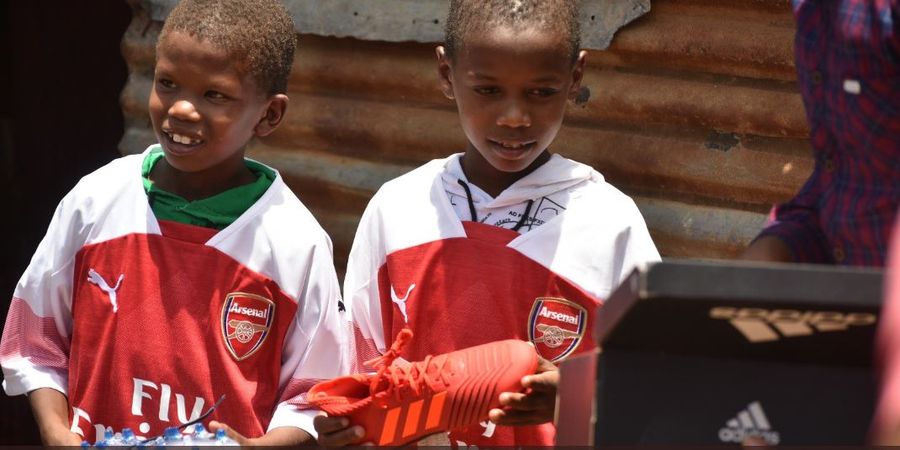 Oezil Hadiahi Bocah Kenya Penggembala Sapi dengan Jersey Asli Arsenal