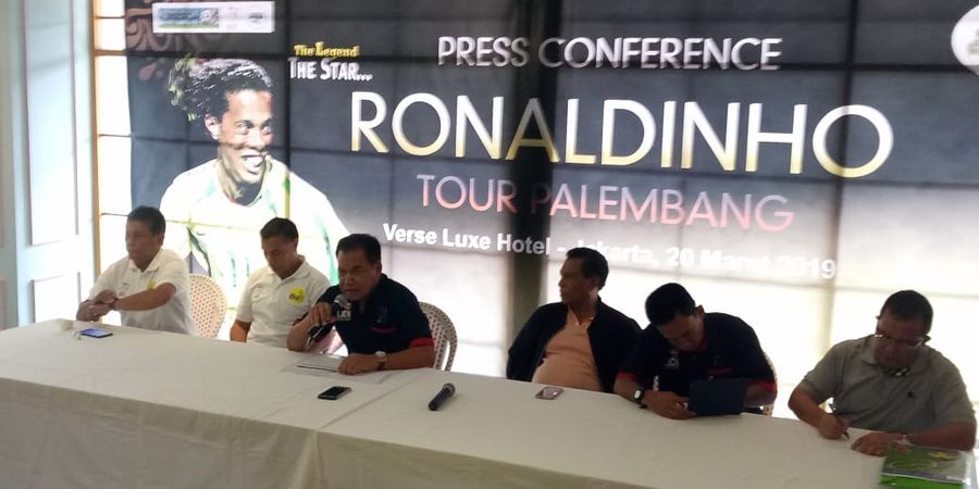 Mantan Bintang Barcelona Ronaldinho Tak Diizinkan ke Palembang 