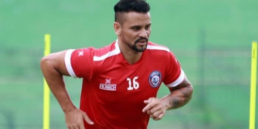 Robert Gladiator Berikan Komentar soal Kritik dari Suporter Arema FC