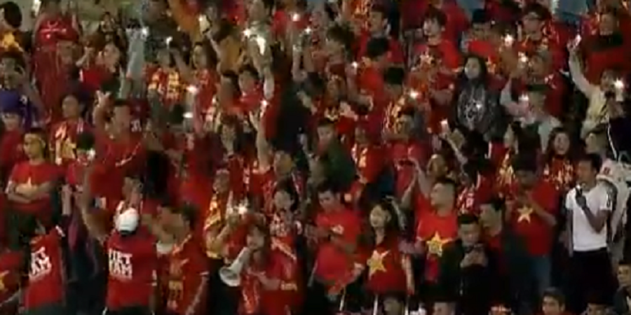 Kualifikasi Piala Asia U-23 - Fan Vietnam Nyalakan Lampu Berbentuk Bintang