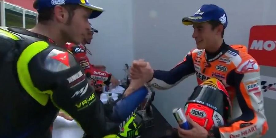 Berita MotoGP - Marc Marquez Masuk Jebakan Valentino Rossi di Luar Trek?