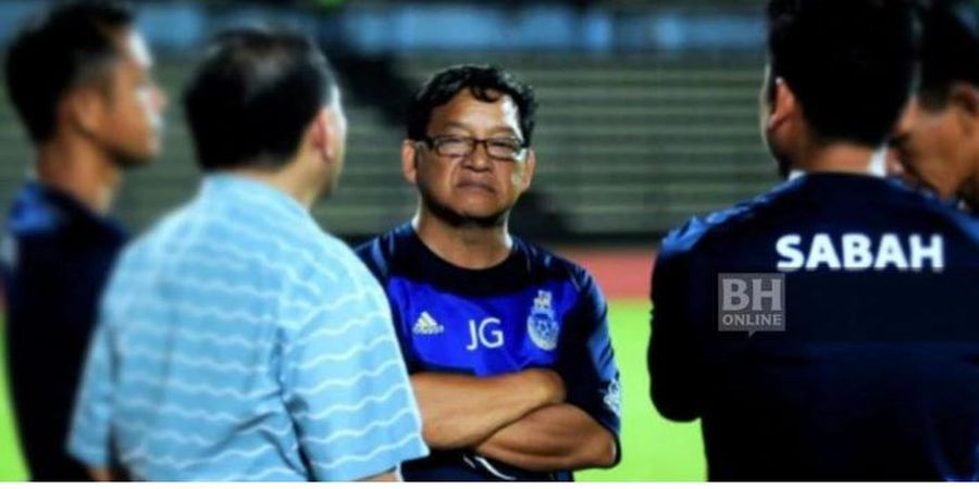 Pelatih Klub Malaysia Pingsan Ditabrak Pemain Sendiri Saat Latihan