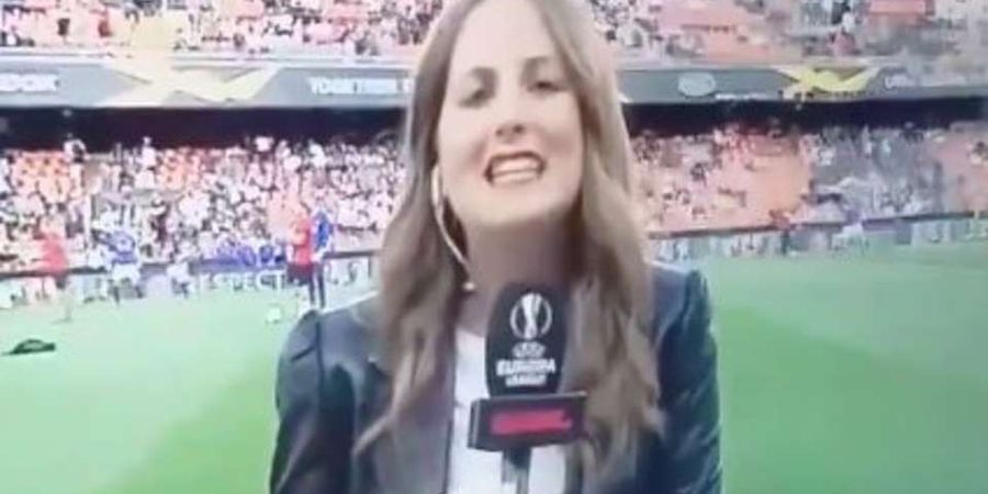 Sadis! Reporter ini Kehantam Bola saat Laga Arsenal Vs Valencia