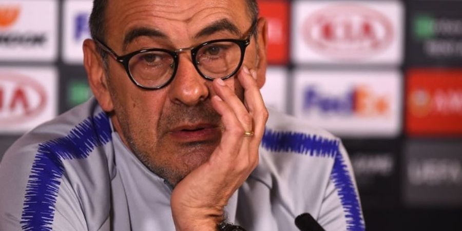 Pemain Chelsea Sibuk Angkat Piala, Maurizio Sarri Asyik Sebats