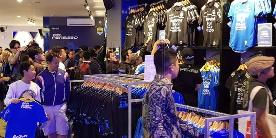 Jersey Kandang Persib Bandung Paling Laris Diburu Bobotoh