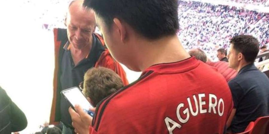 Pakai Jersey MU dengan Nama Aguero di Old Trafford, Fans ini Ternyata Punya Fakta Kocak!