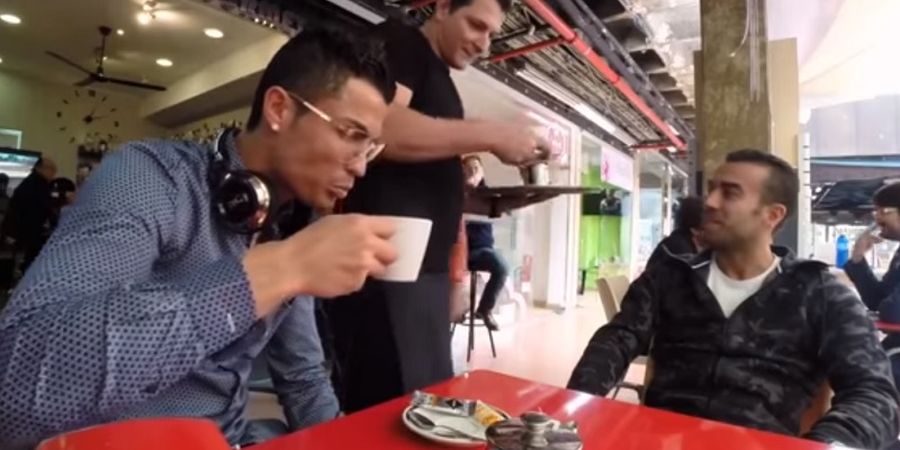 VIDEO - Kocak! Ronaldo Diminta Foto 109 Kali Ketika Minum Teh di Kedai