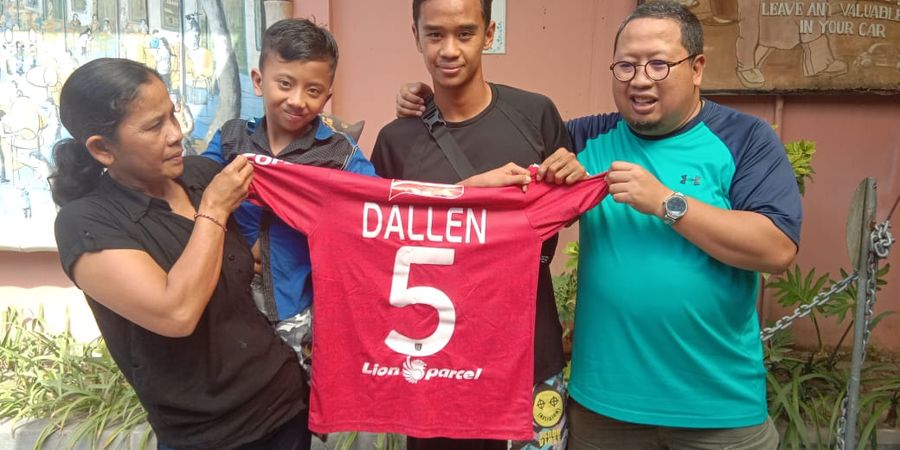 Pesepak Bola Ini Peduli Bocah Disabilitas Berbakat dari Bali