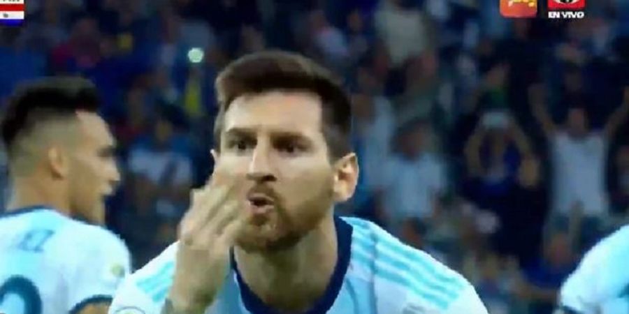 VIDEO - Gol Tendangan Keras Messi Buat Bola Masuk dan Langsung Keluar Gawang