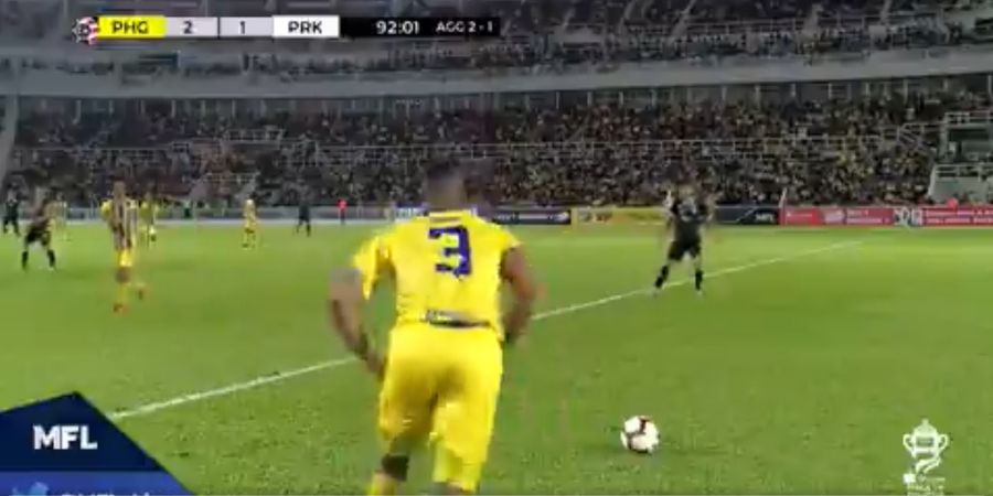 VIDEO - Gol Tendangan Bebas Spektakuler Rekan Setim Saddil Ramdani dari Garis Tengah Lapangan