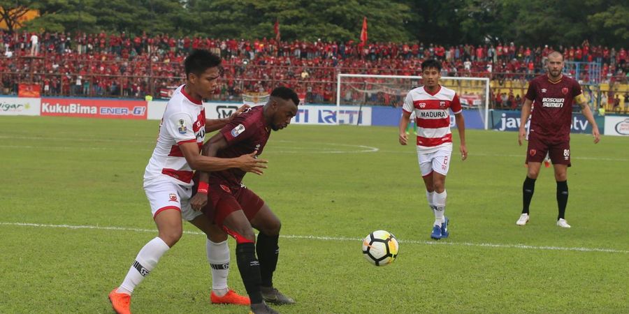 Gol Bunuh Diri Pemain PSM Bawa Madura United Unggul pada Babak Pertama 