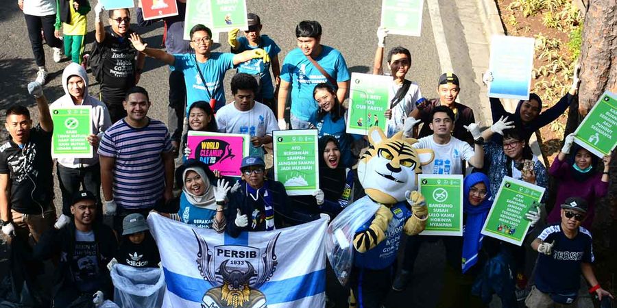 Maskot Persib Ramaikan  CFD di Bandung dengan Aksi Peduli Lingkungan